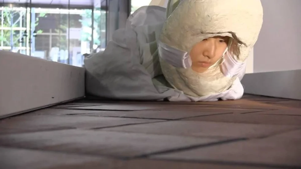 Kollektiv. Konstnärskollektivet OLTA, stillbild ur videodokumentation över performanceverk, 2009-2014.