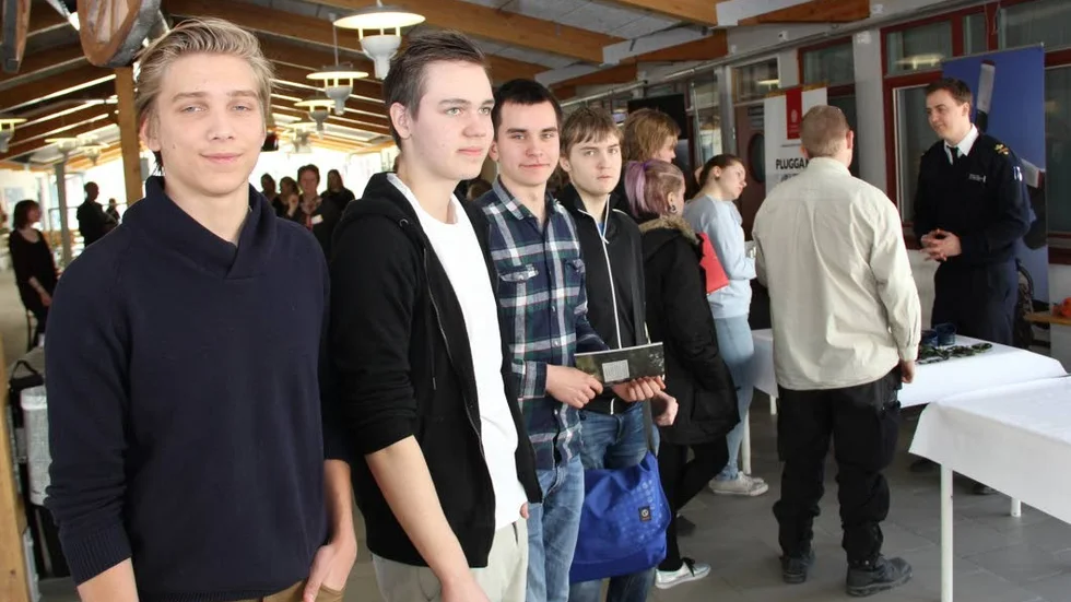 Gymnasieeleverna Albin Larsson, Oskar Lindqvist, Anton Dahlin och Casper Ramström tittade runt bland montrarna på karriärdagen. Alla fyra tycker att Bruksgymnasiet är en bra skola.