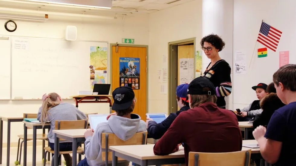 Läraren Anna Nylén använder surfplattorna under dagens lektion i engelska. Hon instruerar eleverna att använda en hemsida för att öva glosor.