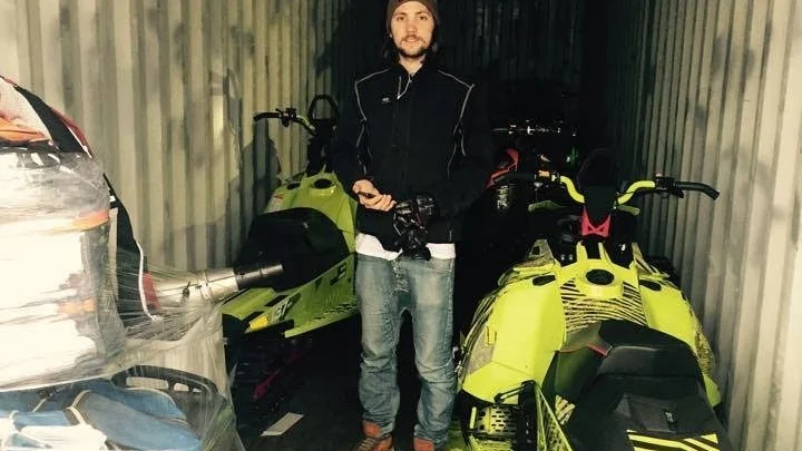 Linus Nilsson under arbetet med att lasta skotrar och utrustning inför transporten till Grönland.