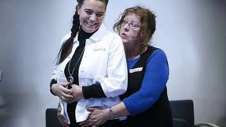 Undersköterska Carina Johansson och barnmorska Ingalill Madegård Lindh övar på fjärlismassage.