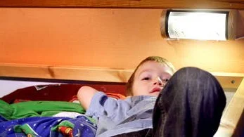 När familjen Högström installerade ett system för att styra belysning och värme i hemmet var Ture, 5 år, en av dem som var mest intresserade. Han har själv kommit med idén att hans sänglampa ska tändas automatiskt på morgonen för att väcka honom.