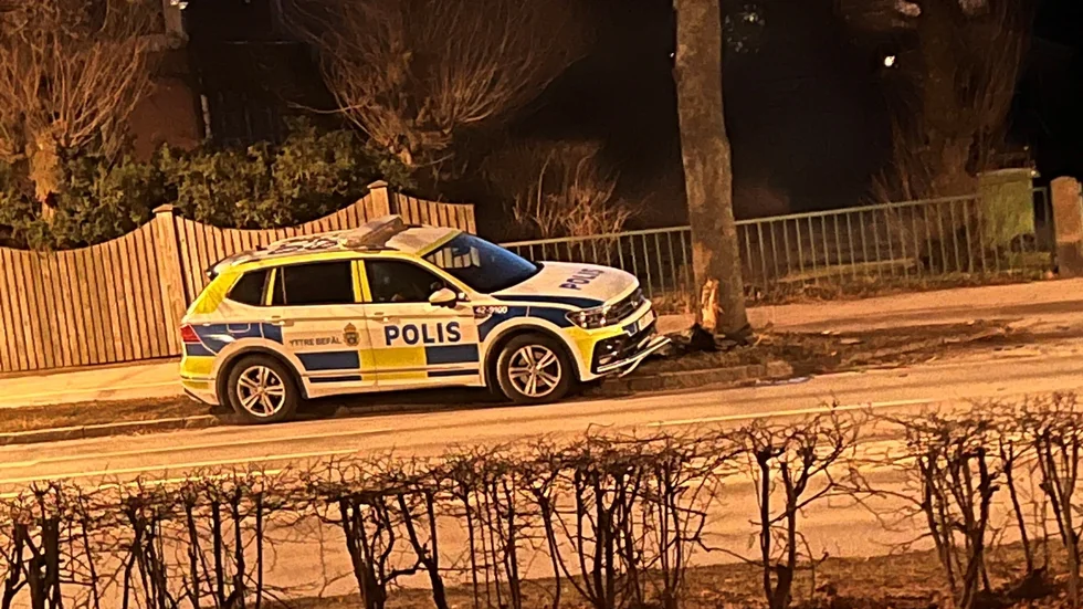 Polisbilen som körde in i ett träd på Kaserngatan.