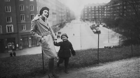 Astrid Ericsson med sonen Lasse i Vasaparken 7 april 1930. De bodde då tillsammans i ett inackorderingsrum.