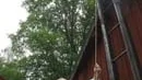 Ordföranden Mattias Landén visade upp en gammal ringklocka som föreningen fick i present vid invigningen 1926.