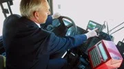 Swebuschauffören Bo Svensson aktiverar radion i bussen.