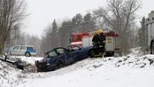 Brandmännen på plats vid Upplandakorset tvingades klippa upp taket på den ena personbilen för att få ut föraren.