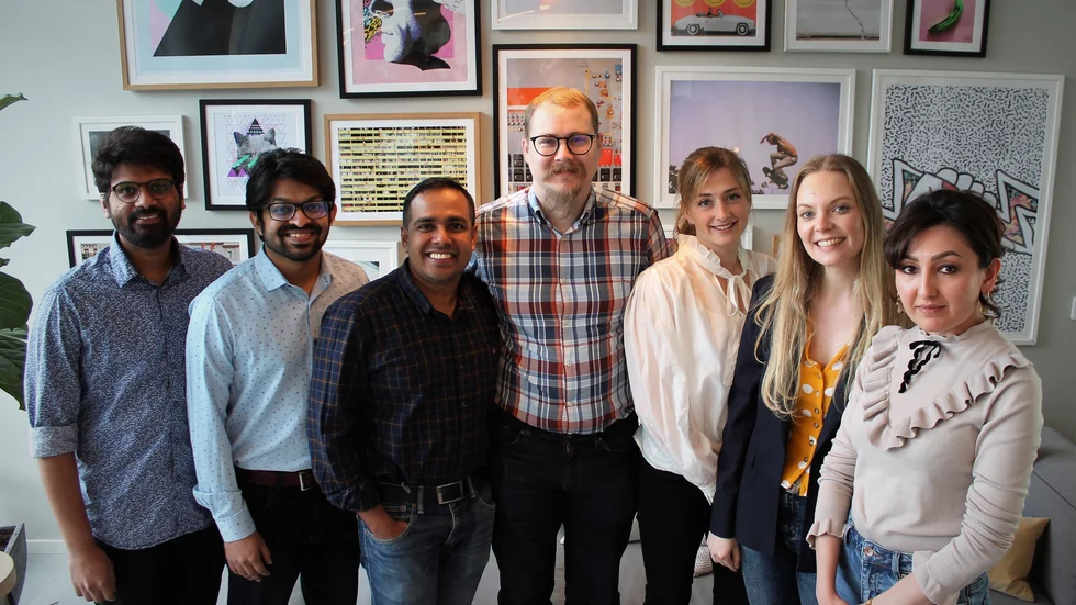 Worldishs Linköpingsteam var glada när deras välgörenhetsprojekt "Helen för Ukraina" lanserades på torsdagen. Från vänster Hemanth Devadurgam, Abhishek Jacob (grundare), Naveen Sasidharan (grundare), Oskar Fransson, Klara Gelin, Linn Persson och Tahmina Bina.