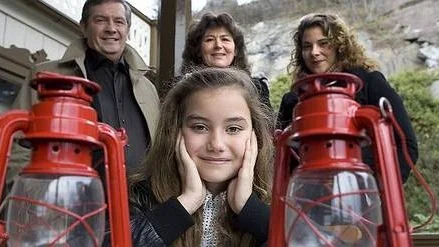Mila (Olivia Nystedt) vill ha en riktig jul tillsammans med sin mamma och ingen annan. I bakgrunden Allan Svensson (som spelar tomten), Suzanne Ernrup (tomtenissan) och Vanna Rosenberg (mamman Katerina).