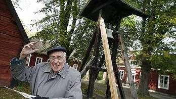 Lars Ridderstedt  gläds åt att klockstapeln han ritade för 48 år sedan nu renoveras.