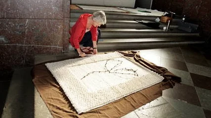 Konstnären Monica Åberg förbereder hängning av verket Otyg i Uppsala domkyrka.