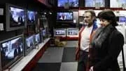 Tommy Danielsson från Jumkil och Ulla Roos från Enköping inspekterar utbudet av HDTV i en butik i Uppsala.