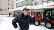 Elvin Söderblom, fastighetsskötare i Årsta centrum vittnar om dagliga trakasserier från ungdomar. De är främst i åldrarna 12-16 år och Elvin Söderblom tycker att föräldrarna borde ta sitt ansvar.
