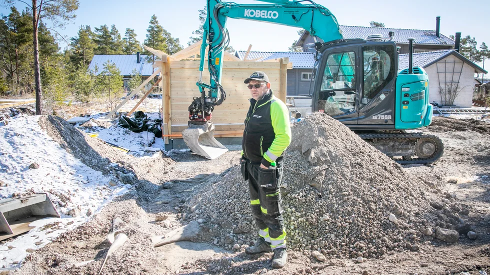 Tomas Helgesson från Helgessons gräv säger att han aldrig anlagt en pool med en liknande lösning som den i Valleviken, men att han tror mycket på idén. "Det kommer att fungera", säger han. Där Tomas står ska den stora tanken grävas ner. 