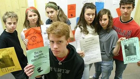 Elevrådet på Olandsskolan i Alunda arrangerade på fredagen en temadag om rasism. Här syns från vänster Markus Sjölén Gustafson, Ellinor Ljung, Sonya Helgesson, Paulina Karlsson, Clara Helgesson, Arvid Holgersson och i förgrunden Niklas Björk.
