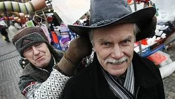 Antoni Przepirka från skånska Vinslöv var en av dem som sålde skinnvaror vid måndagens marknad. Marknadsgästen Lars Olsson provade skinnhattar.