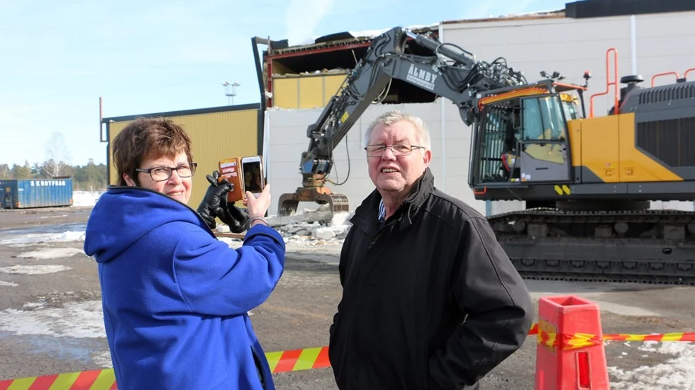 Lena och Leif Hasting dokumenterar första rivningstaget. Bakom väggen byggde han och kollegorna ubåtsbatterier.