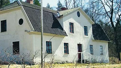 Stort och pampigt. Men tidens tand har gnagt. De senaste åren har dock Vita Havet, den gamla disponentvillan i Hagelsrum, rustats genom byggnadsvårdsläger. Frågan är nu om det arbetet fortsätter i sommar.