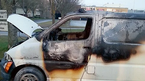 En minibuss sattes i brand.