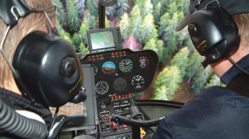 Två män från Skogsstyrelsen började i torsdags kartlägga var vindfällorna efter januaristormen finns i kommunen. Med hjälp av helikopterspaning och gps-utrustning kan kritiska platser märkas ut. (Montage)