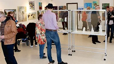 Liljeholmens utställning hänger på Kisa bibliotek tills slutat av april.