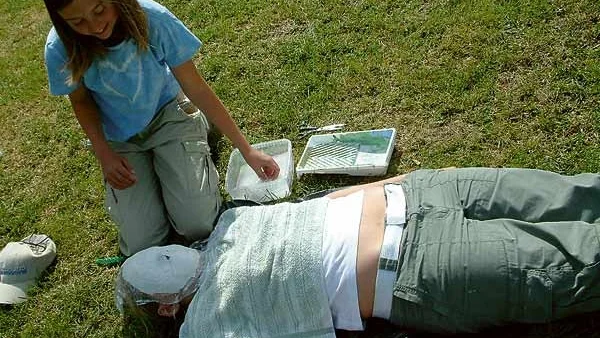 I gips. Carina Larsson tilloverkar en gipsmask med Lisa Ullbrant som modell.