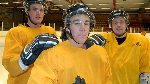 Kedjan med Simon Svensson mellan Rickard Carlsson och Johan Hermansson gjorde succé i senaste matchen. Ska de avgöra derbyt mot Västervik ikväll för VH? Foto: Magnus Strömsten