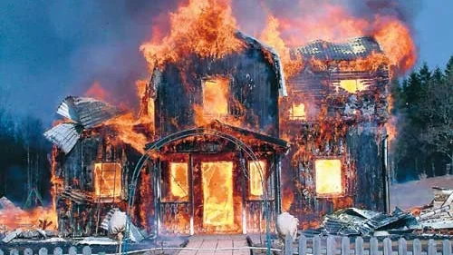 En bostadsfastighet i Hässlehult brann ner till grunden vid en brand på torsdagseftermiddagen.