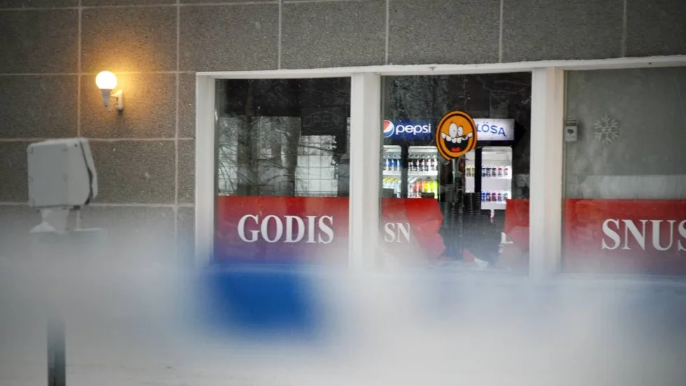 Två personer misstänks ha attackerat polisen i Haparanda, varav en var i 15-årsåldern.