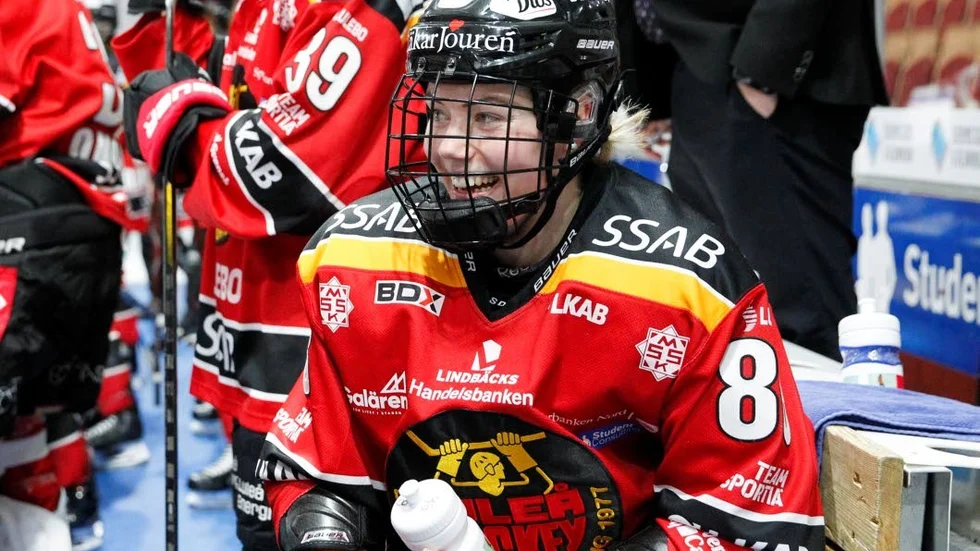 Mot Modo var Ronja Savolainen tillbaka som back. Då utsågs hon till matchens lirare efter ett mål och två assist.