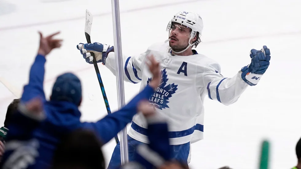 Torontos Auston Matthews hyllas av publiken.