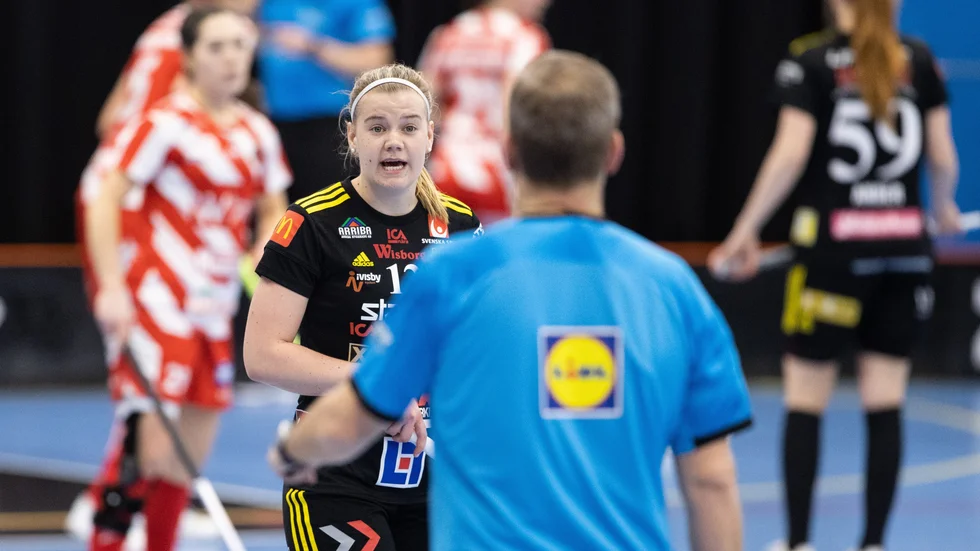 Ellen Bäckstedt var matchens gigant, men hennes fyra mål räckte inte. Pixbo vann med 8-5.
