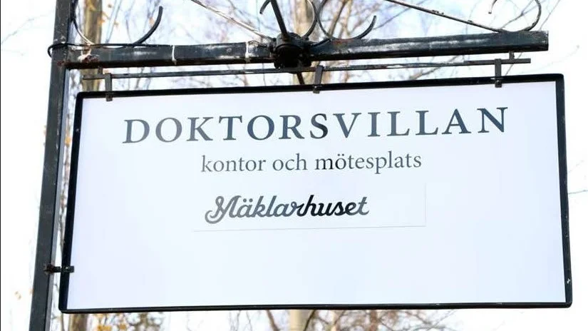 Den nya skylten är gjord så att den kan fyllas på med fler företagsnamn.