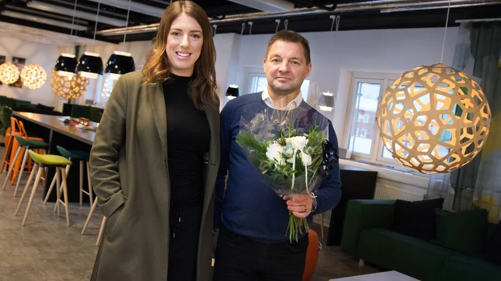 Sabina Nilsson, redaktör för Norrbottens Affärer, räckte över priset till den glada vinnaren, Stefan Helmvall, på onsdagsmorgonen.