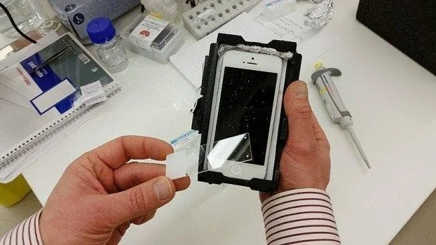 Billigt och bärbart. Analyser som krävt stora dyra maskiner kommer snart att kunna göras med ett litet 3D-printat mikroskop kopplat till mobilen.