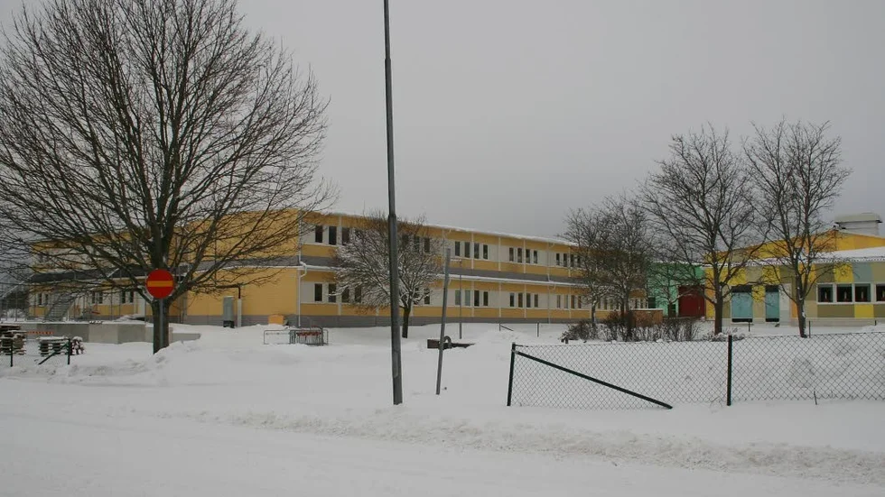 Nu är alla klasser utflyttade till paviljonger och skolan redo för rivning och ombyggnad.