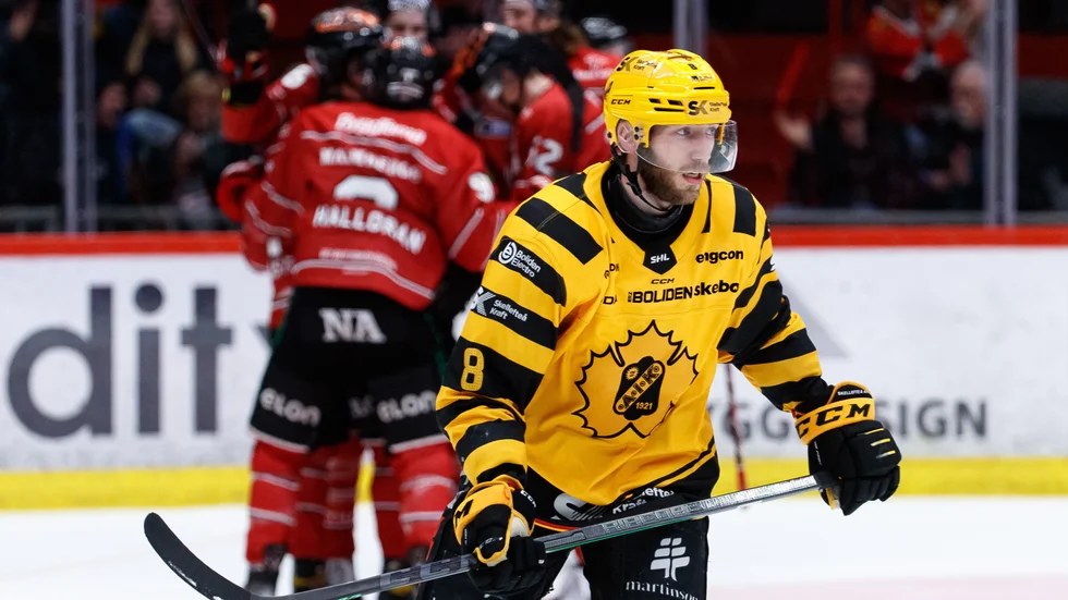 Petter Granberg och Skellefteå AIK fick resa från Örebro med förlust i bagaget. Nu väntar Färjestad i kvartsfinalen.