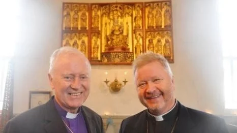Förre ärkebiskopen   Gunnar Weman berättade om altarskåpet i Öregrunds kyrka. Här ses han tillsammans med Sixten Klemetz, kyrkoherde i Öregrund-Gräsö församling.