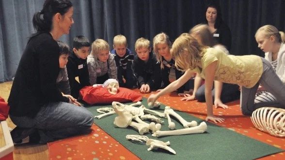 Vilken del ska sitta var? Eleverna från Hammarskolan i Gimo fick på torsdagen spendera en förmiddag på nyöppnade Hälsoäventyret i Östhammar.