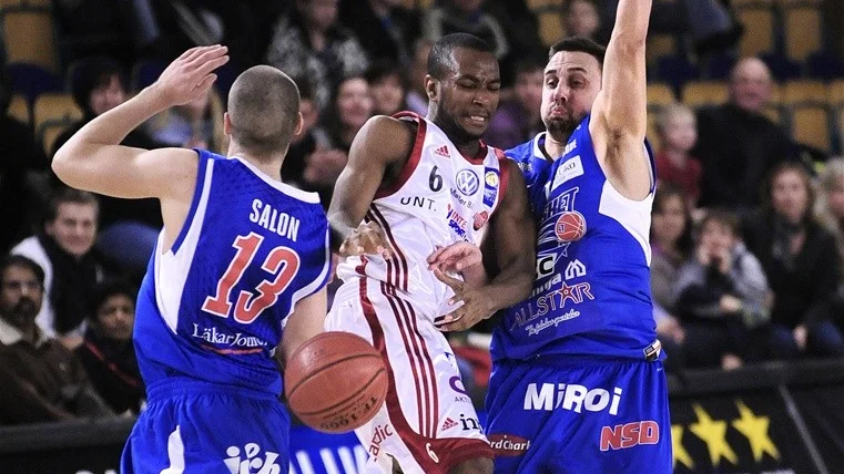 Uppsalas Ben Smith tampas med två LF-spelare.