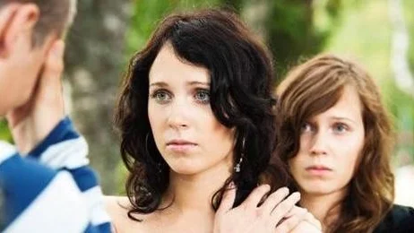 Filmens tvillingar Tina och Cilla görs av Erica och Hanna Midfjäll.