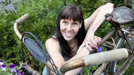 Sussie Berglund sa åt sin sambo att inhandla ett utedass. Där sker nu biljettförsäljningen.