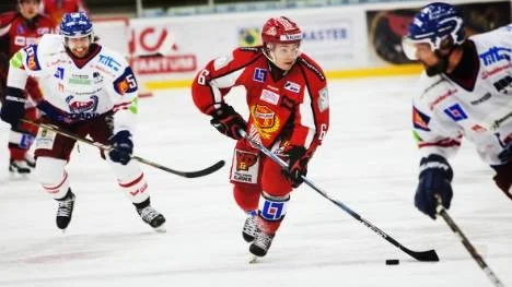Rickard Rollin-Carlsson (i mitten) fortsätter på backplatsen.