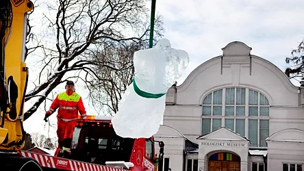 Skulturpen från Stora Torget anländer. Christer Thorsén tar emot.