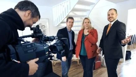 Mäklaren Daniel Jansson visar paret Mali och Bill en bostad.