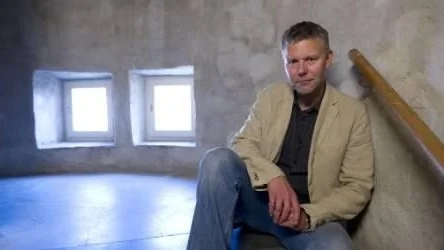 Jan Arnald som rönt framgångar som deckarförfattare under pseudonymen Arne Dahl. Nu kommer han med en ny deckare som fått titeln "Viskleken".