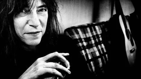 Poet, punkpionjär, rockstjärna, författare. Det började med att hon hade ströjobb och läste den franske poeten Arthur Rimbaud. Hon upptäckte att konstnärer ser sådant som andra inte ser.