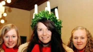 Tierps Lucia Linnéa Sjölén. Till vänster Sofia Edén och till höger Matilda Hemström.