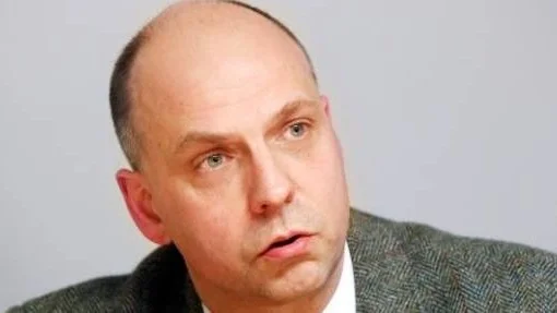 Johan Örjes (C) är en av artikelns författare.