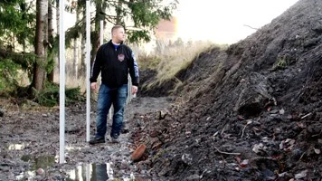Produktionschefen Niklas Bergström vid bullervallen.